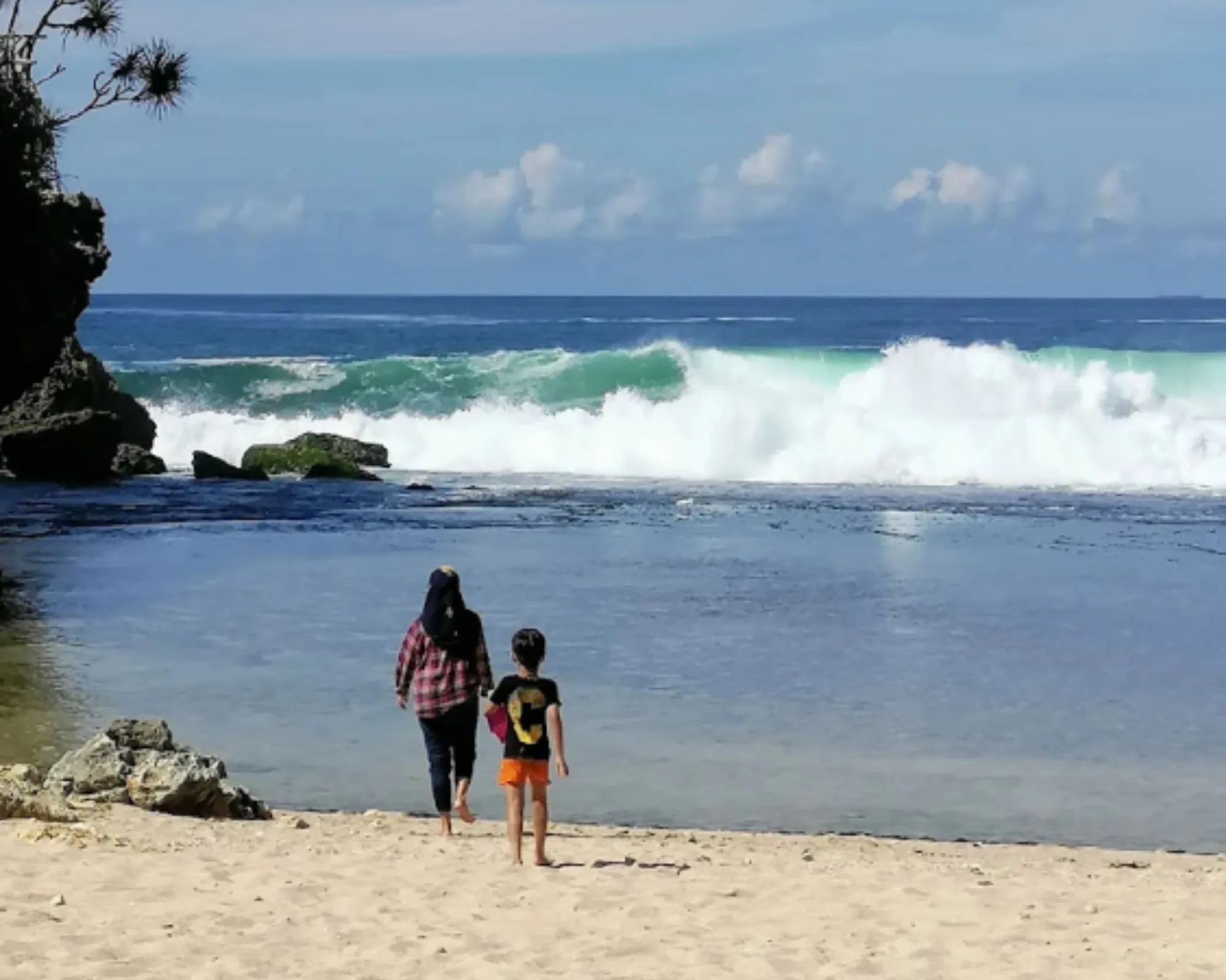 Gelombang pasir putih dan ombak yang tenang, inilah alasan mengapa Anda harus pergi ke Pantai Nguyahan dengan jogjja