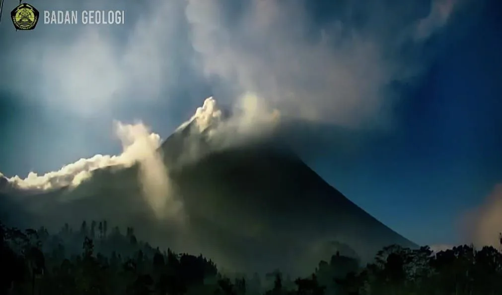 Kubah barat daya dari perubahan perubahan karena penambahan volume lava, bpptkg mengatur status peringatan mount merapi