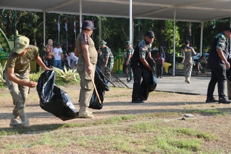 Semangat Gotong Royong, Ribuan Warga Bersihkan Sisa-sisa Pekan Raya Manunggal di Alun-Alun Wates