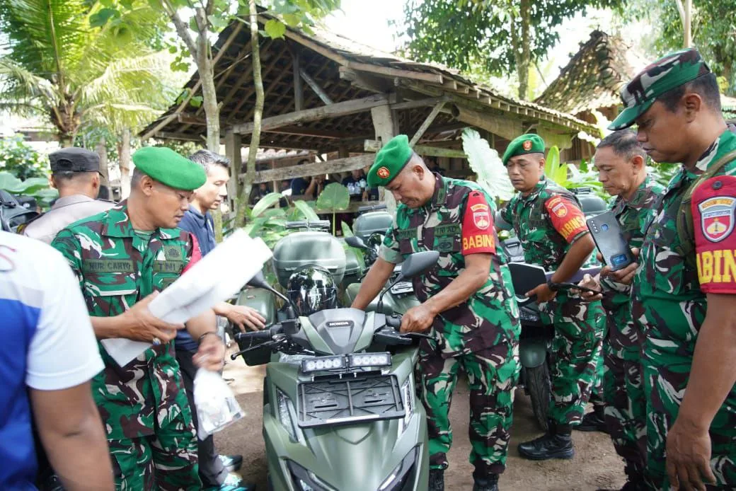 Kabaharkam Polri Salurkan Kendaraan Operasional Bhabinkamtibmas dan Babinsa