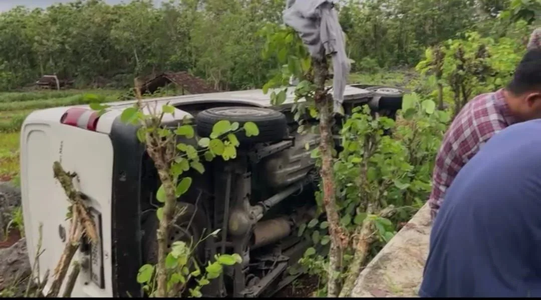 Ban Pecah, Mobil Pembawa Uang ATM Terbalik di Sawah Sodong Paliyan, Gunungkidul