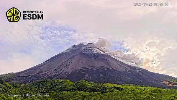 Awan panas akibat jatuhnya Merapi kembali meluncur sejauh 1.700 meter, warga diimbau tetap waspada