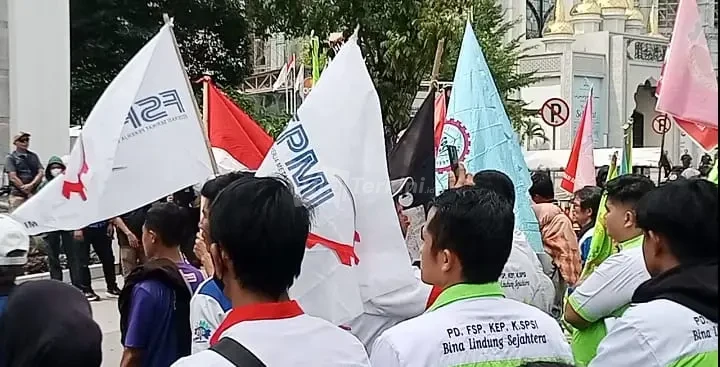 Buruh Demo di Depan Kantor Gubernur Sumut, Tuntut Kenaikan Gaji